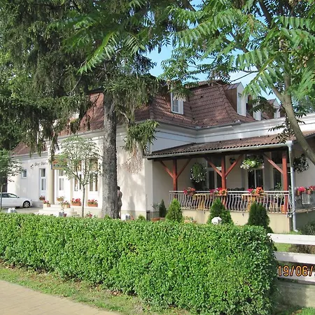 Goecsej Palatinus Etterem Es Panzio 3*