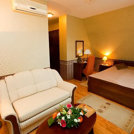 Goecsej Palatinus Etterem Es Panzio Ξενοδοχείο με διαμερίσματα