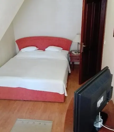 Goecsej Palatinus Etterem Es Panzio Aparthotel